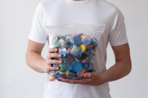 mengolah tutup botol plastik