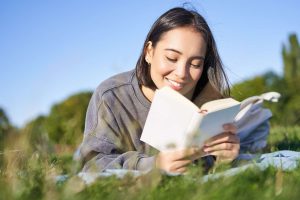 membaca buku setiap hari